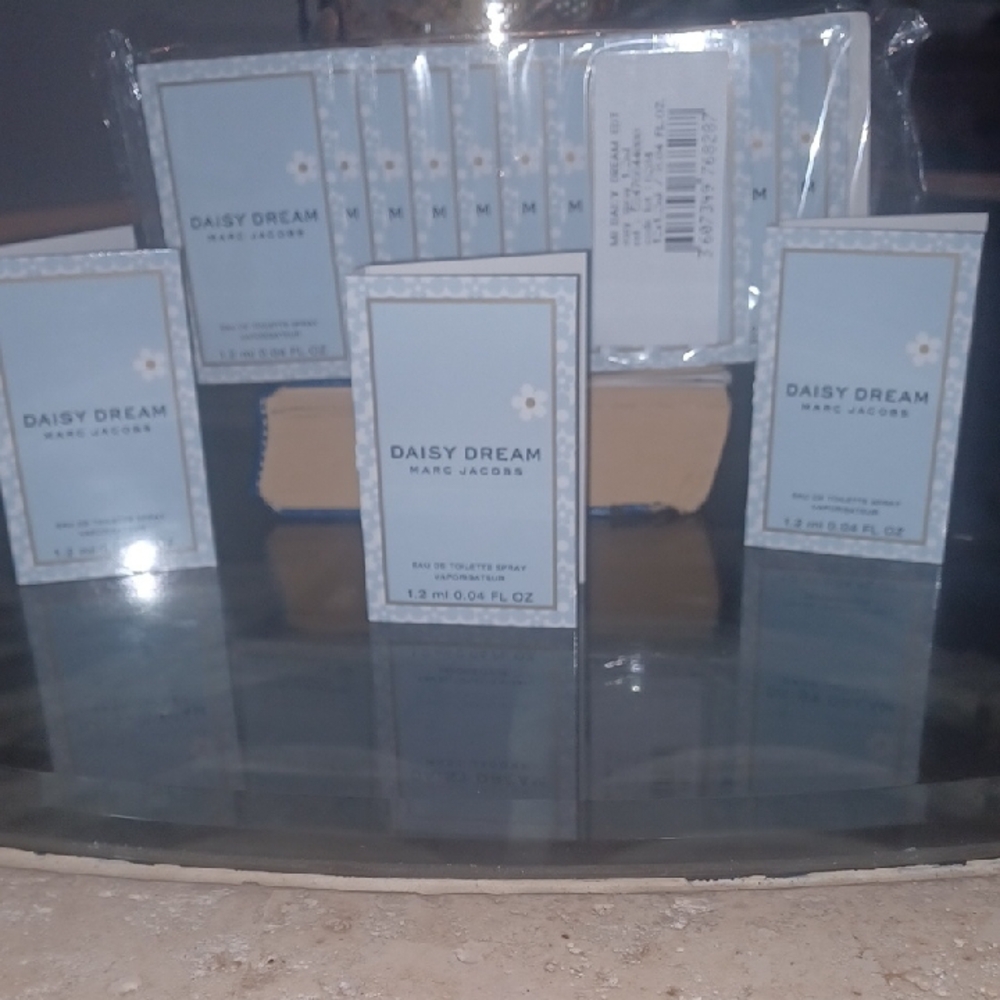 COPY - Marc Jacobs Daisy Dream Samples